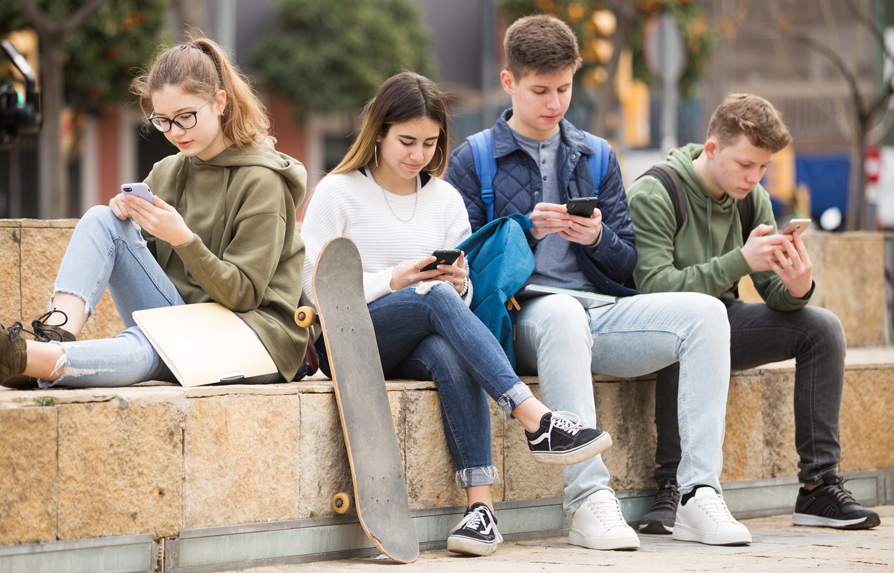 Teenagers-chatting-on-their-smartphone-on-walking